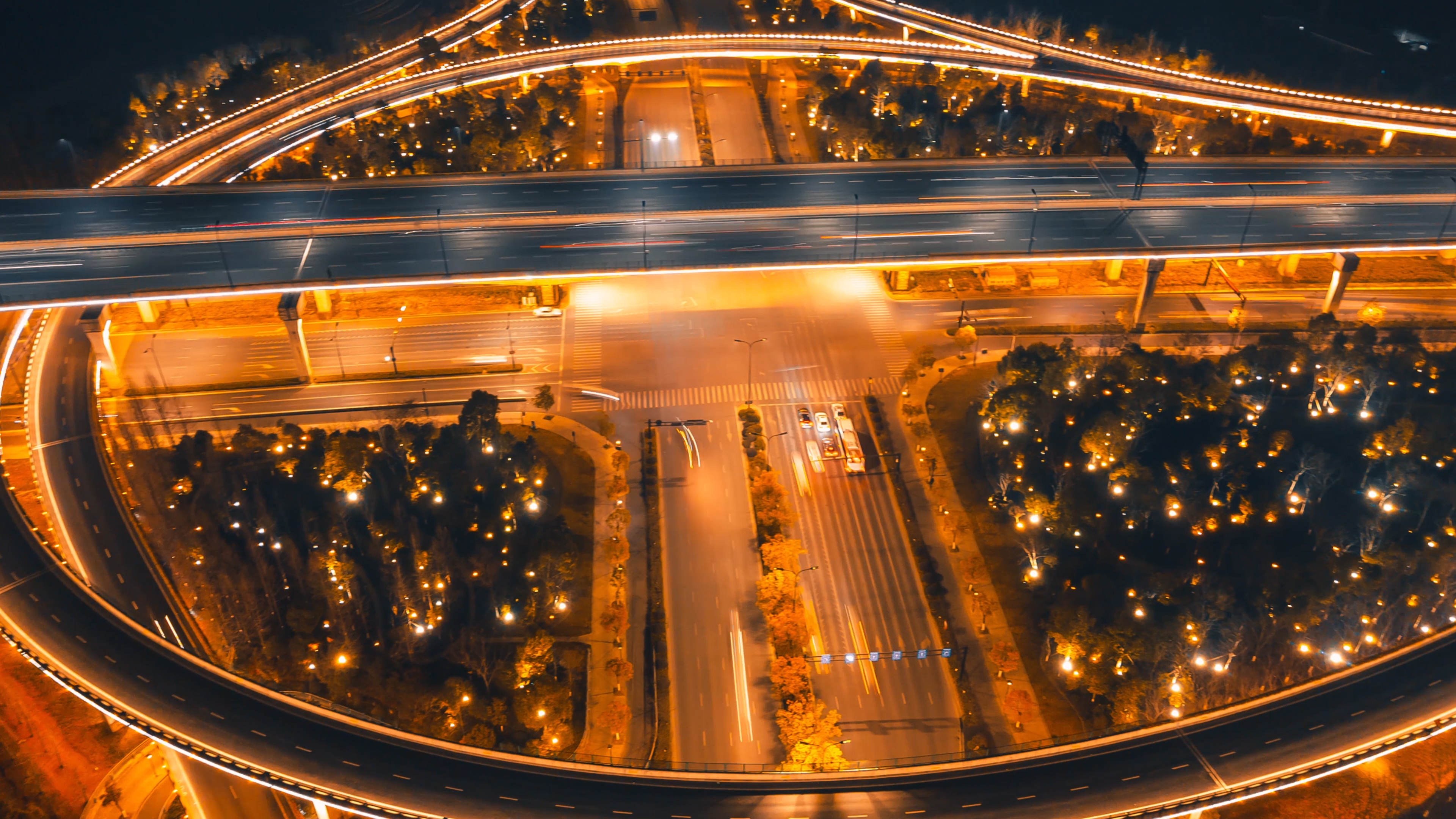 4K航拍延时震撼城市立交桥车流夜景视频的预览图