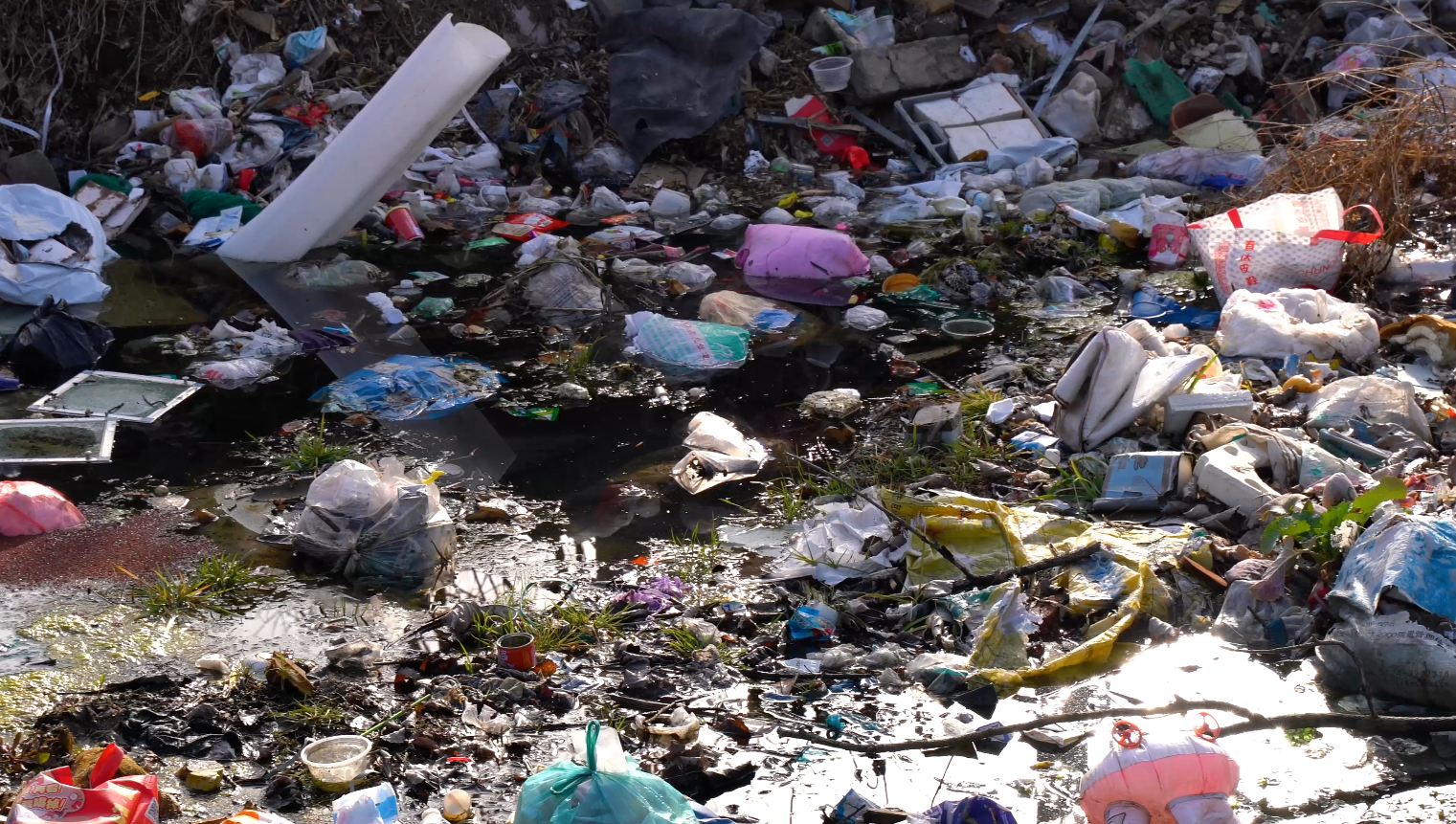 4K垃圾堆环境污染臭水沟乱丢垃圾垃圾场新闻素材视频视频的预览图
