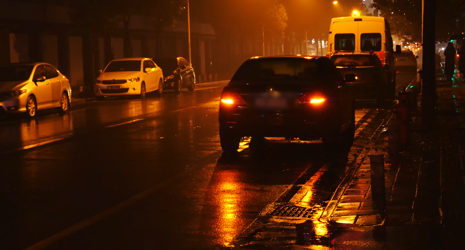 4K雨夜路边车辆打双闪紧急停靠视频的预览图