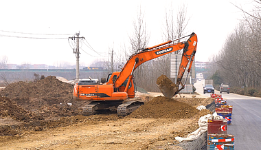 4K道路施工挖掘机农村修路修路交通建设视频的预览图