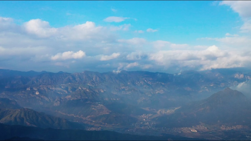 1080高清航拍山顶壮观云海翻腾视频视频的预览图