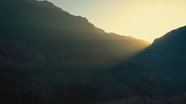 4K航拍山间唯美夕阳耶稣光视频的预览图
