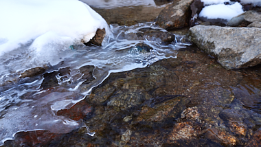 4K冬天冰河化开小溪流水空镜头视频的预览图