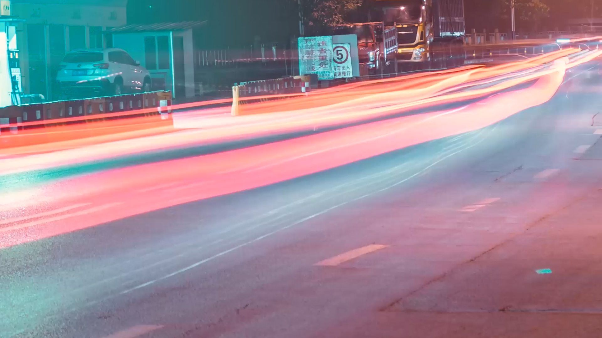 4K实拍城市夜景车流延时摄影视频的预览图