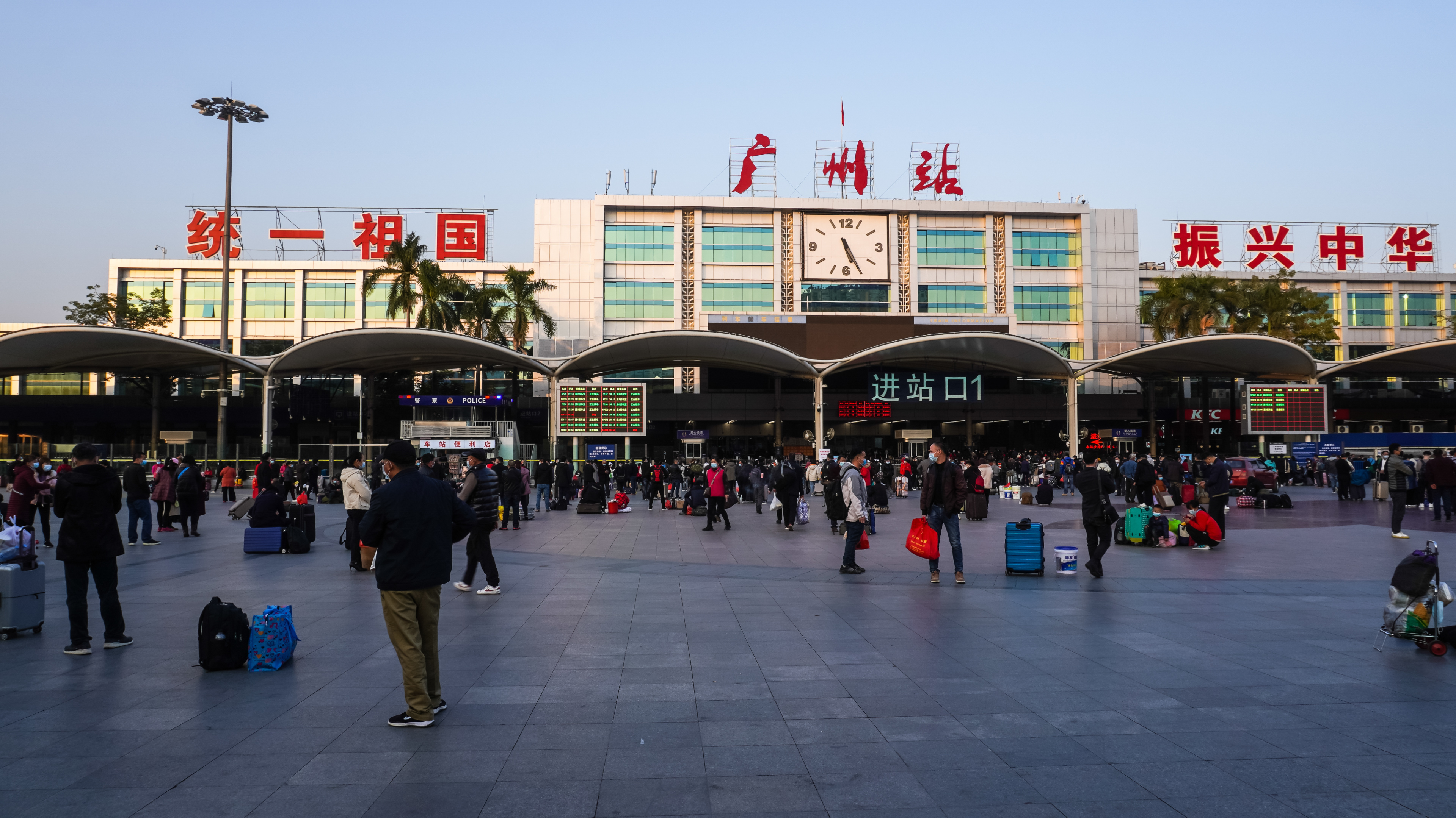 4k广州火车站春运客运人流移动延时摄影视频的预览图