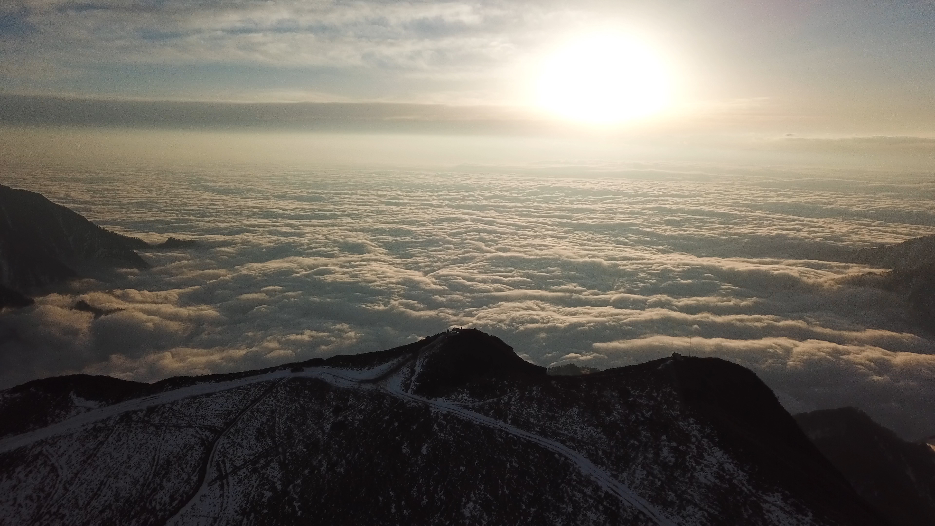 4k四川雪山日出云海航拍雪山风景视频视频的预览图