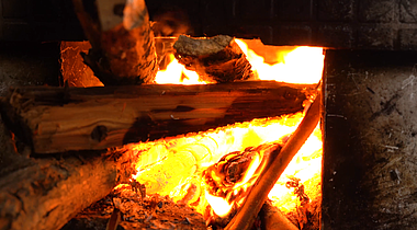 4K柴火素材炭火烧火火焰农村土灶灶火炉火视频的预览图