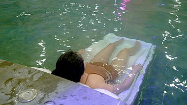 4k女性泡温泉休息实拍素材视频的预览图