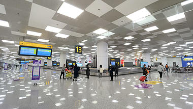 机场等待提取行李的旅客空镜全景视频的预览图