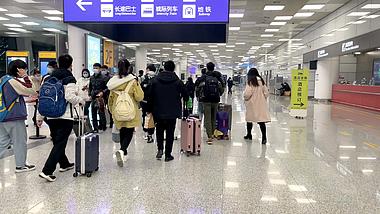 4k新郑国际机场拉着行李箱出站的旅客视频的预览图