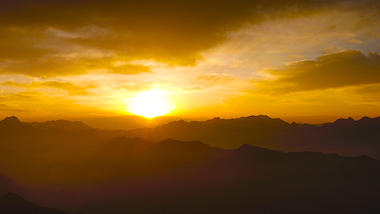 4k山区金色太阳日出多云航拍风景视频的预览图