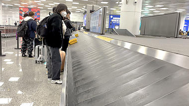 4k春节后返程复工机场行李认领区等行李的人视频的预览图