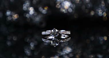 4K戒指钻戒婚礼爱情求婚情侣恋爱指环钻石戒指广告宣传视频的预览图