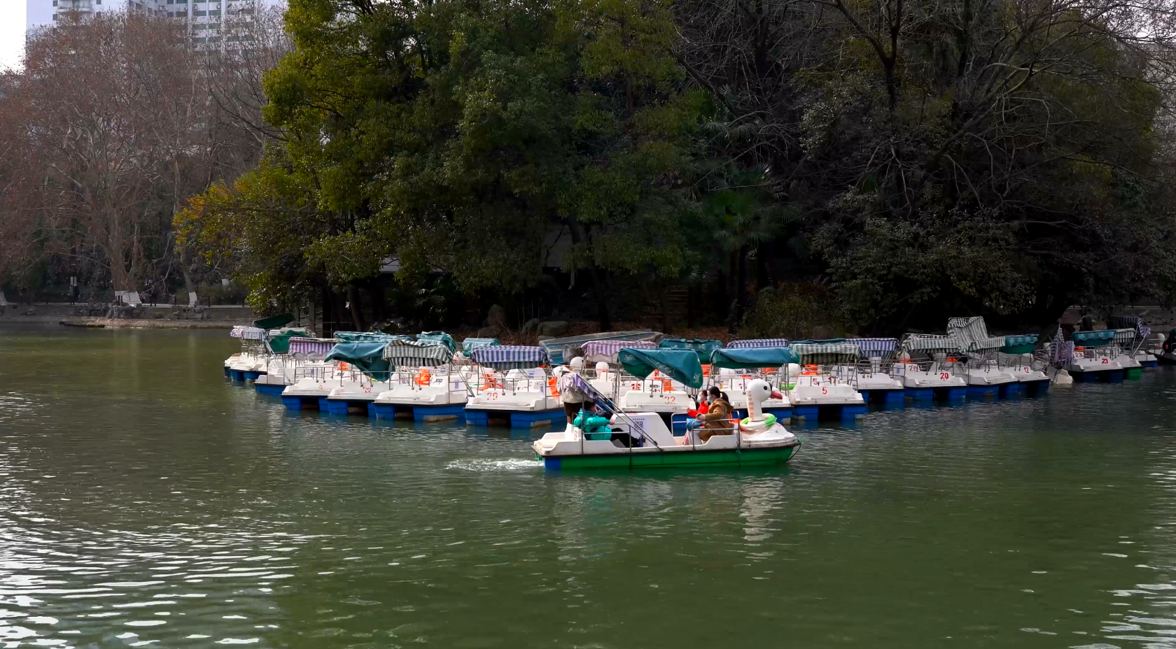 4K公园划船散心游玩休闲生活视频的预览图