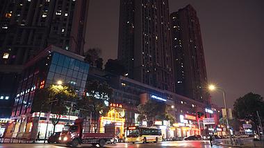 4k城市夜晚高层住宅街道灯火通明实拍视频的预览图