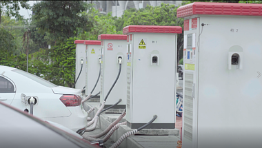 实拍新能源汽车充电桩视频的预览图