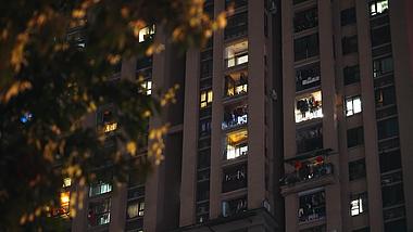 4k夜晚高层住宅灯光生活气息摇镜头视频的预览图
