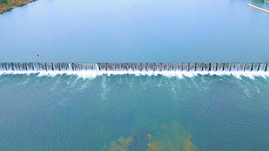 4k江上的水坝水利建设航拍视频视频的预览图