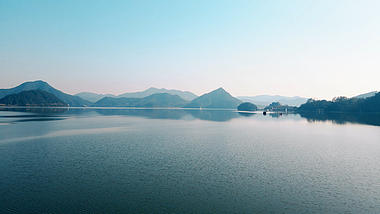 4K唯美春天杭州晴朗天气青山湖风景视频的预览图