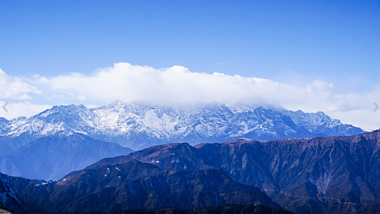 4k高原雪山骑云云层飘渺延时摄影视频的预览图