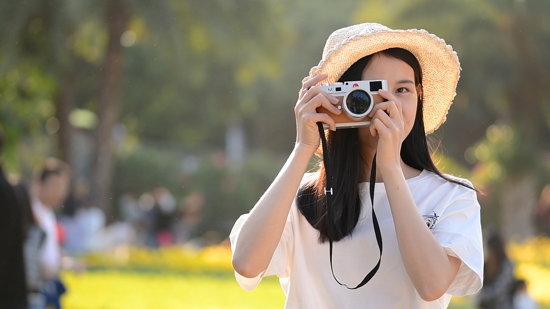 4k夏天少女美女摄影师在公园拍照升格视频的预览图