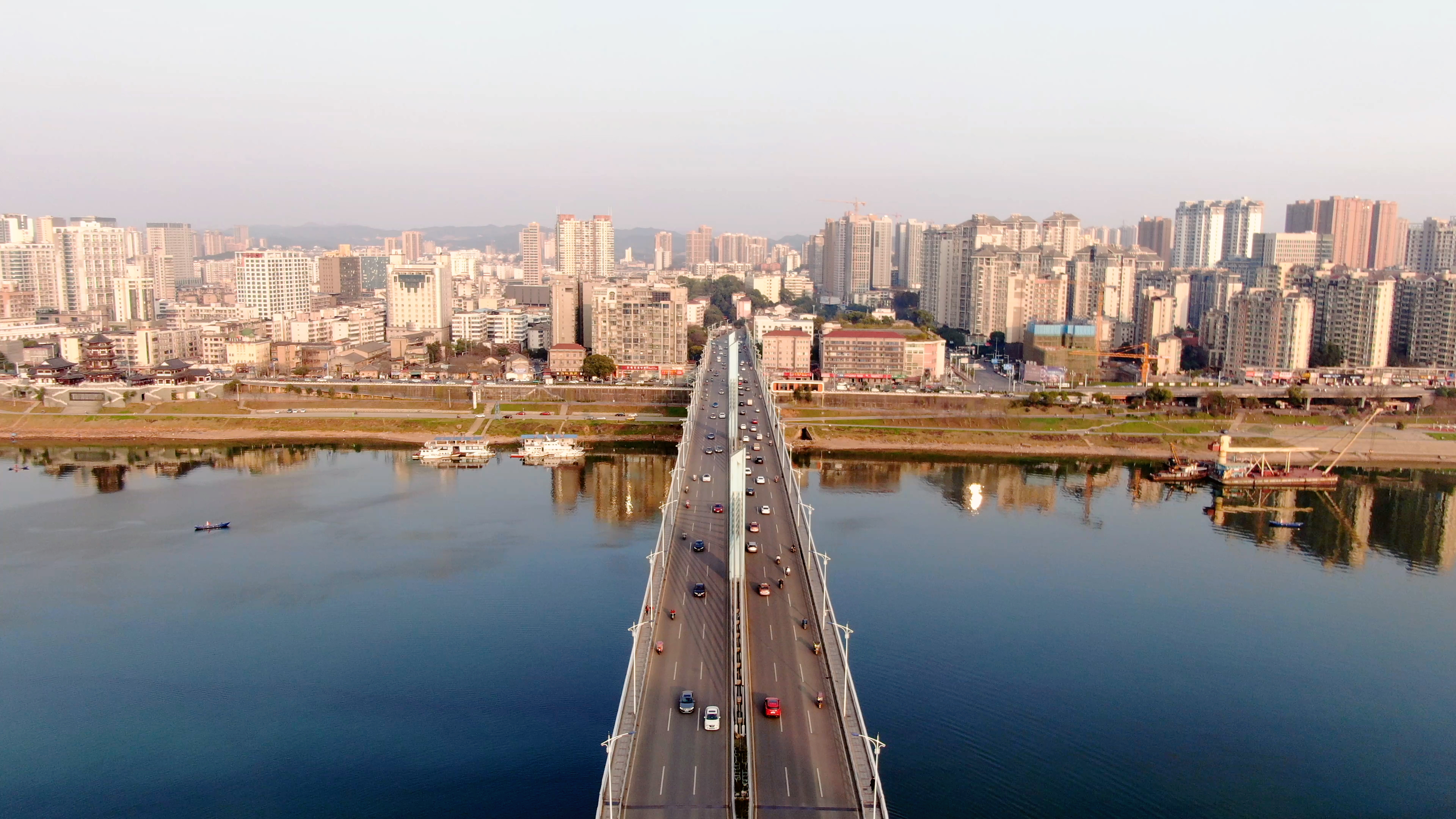 4K航拍湖南株洲大桥车流交通视频视频的预览图