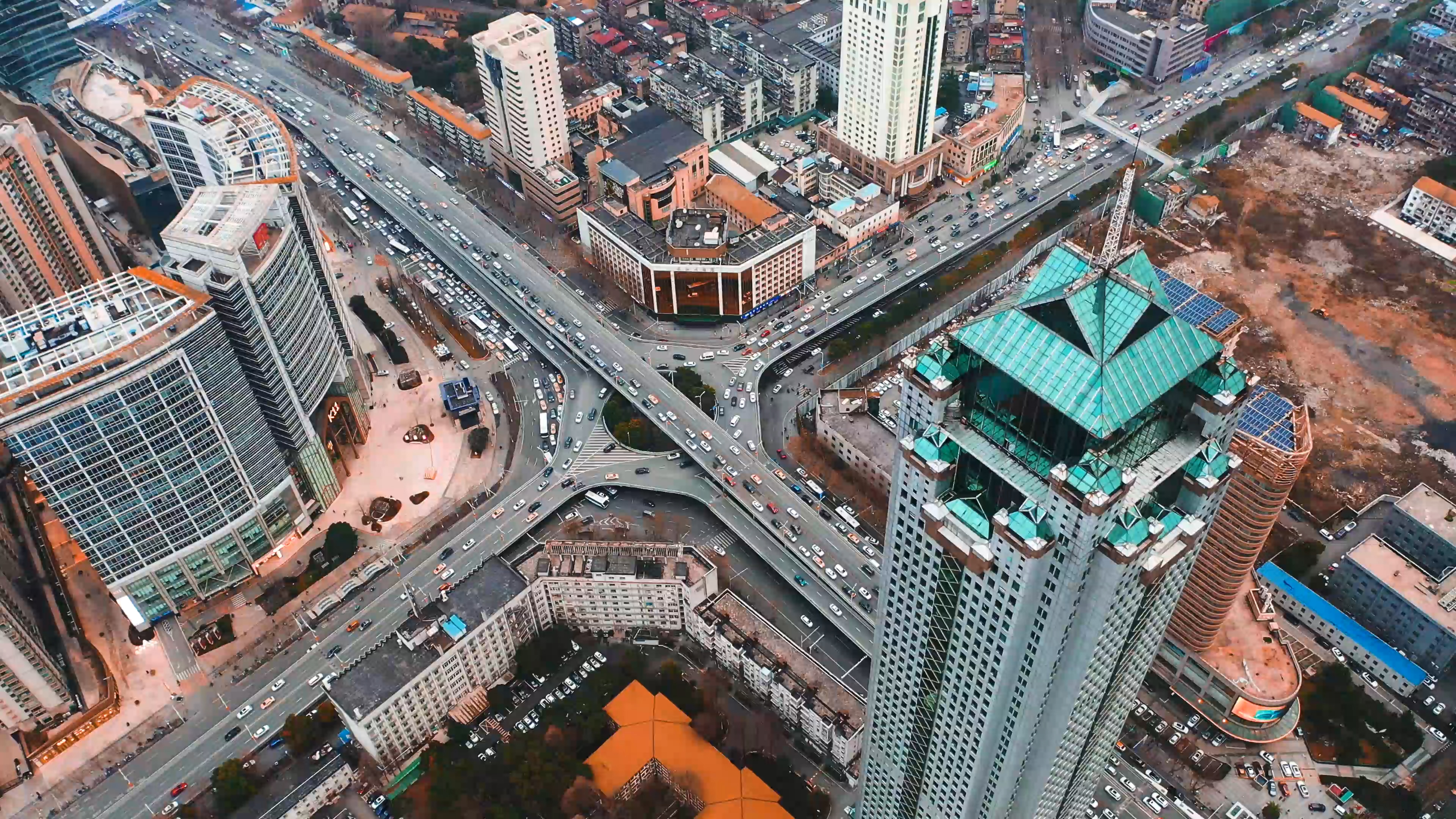 4K武汉城市交通建筑车流航拍实拍视频视频的预览图