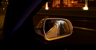 4K夜晚行车后视镜交通夜间行驶视频的预览图