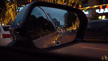4K实拍夜晚行驶中车后镜的视频的预览图