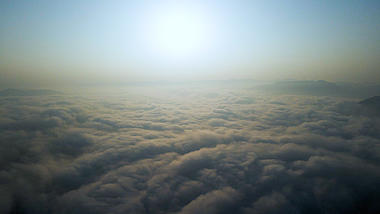 4K天空云海金色日出大气云海翻滚风景视频的预览图