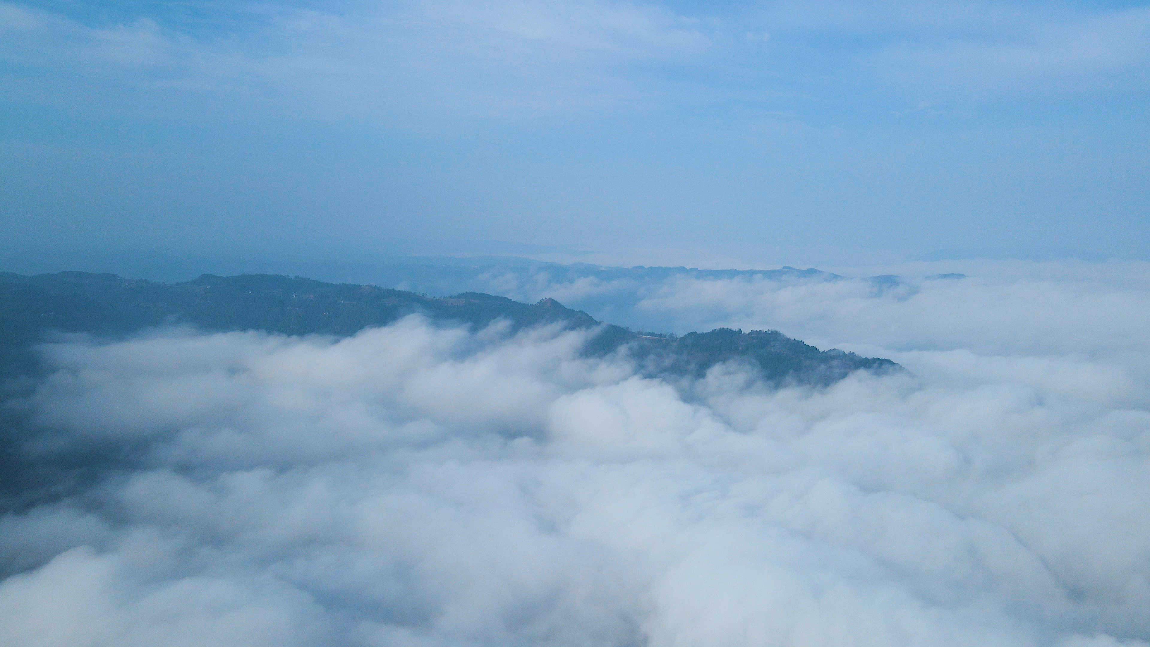4K山间云雾云海缭绕山峰航拍视频视频的预览图