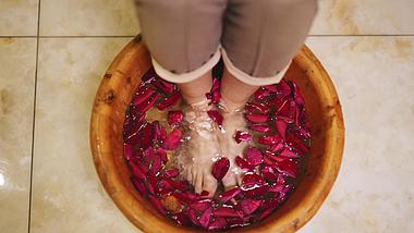 4k女生木桶洗脚泡脚足浴养生实拍视频的预览图