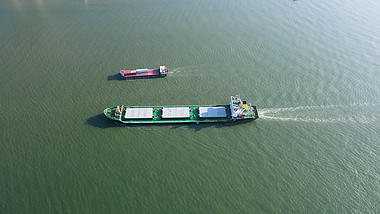4K航拍广东珠江行驶的货运大船视频的预览图