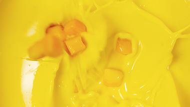 4K芒果肉落入果汁中果茶广告宣传视频视频的预览图