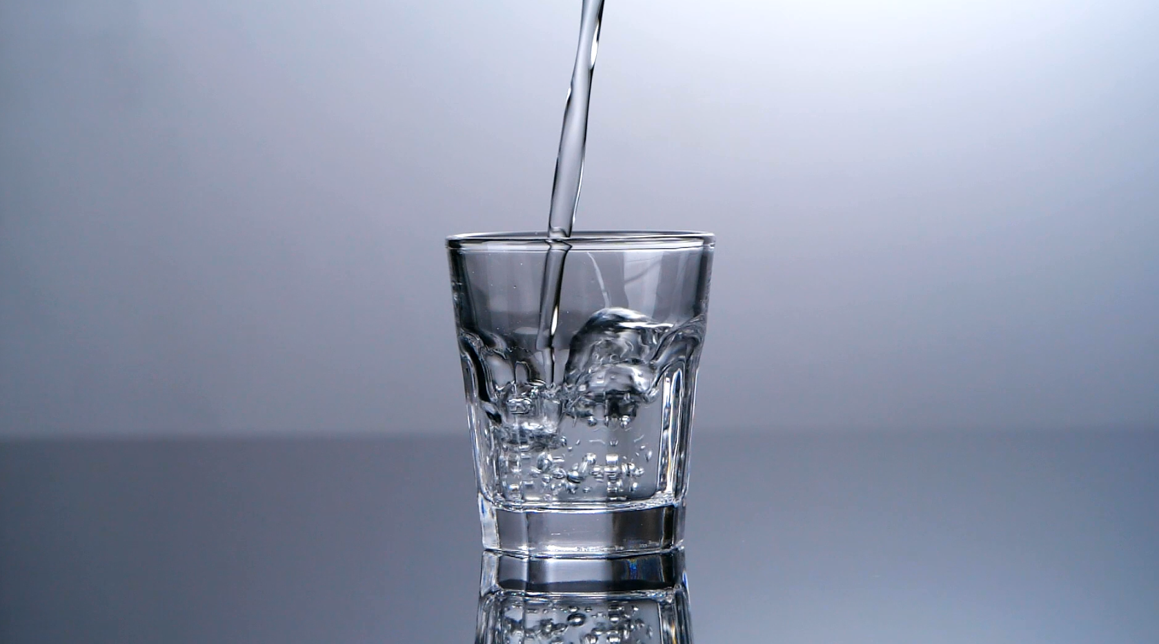1080升格白酒酒水导入透明玻璃杯广告素材视频视频的预览图