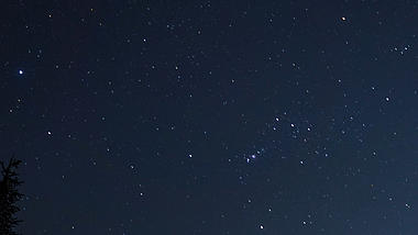 4K实拍夜晚星空延时摄影视频的预览图
