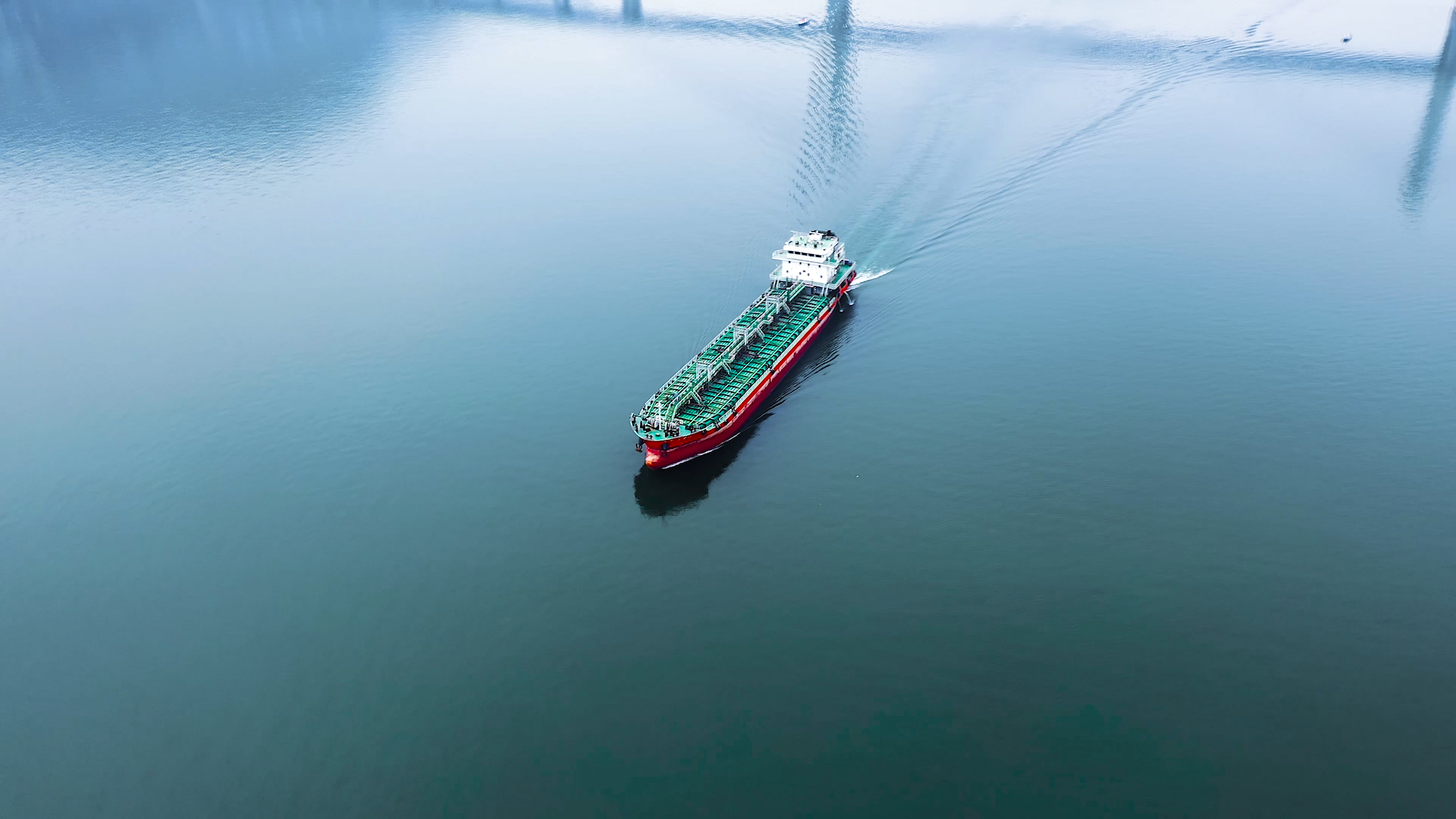 4K航拍行驶江面的货轮特写视频的预览图