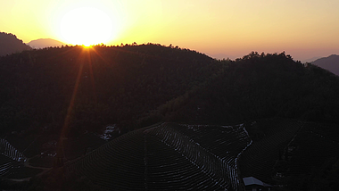 4K航拍清晨山间射出第一缕阳光日出实拍视频的预览图