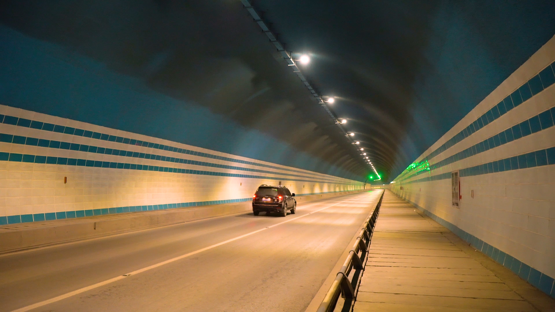 4K实拍城市夜晚下的通道隧道车经过视频的预览图