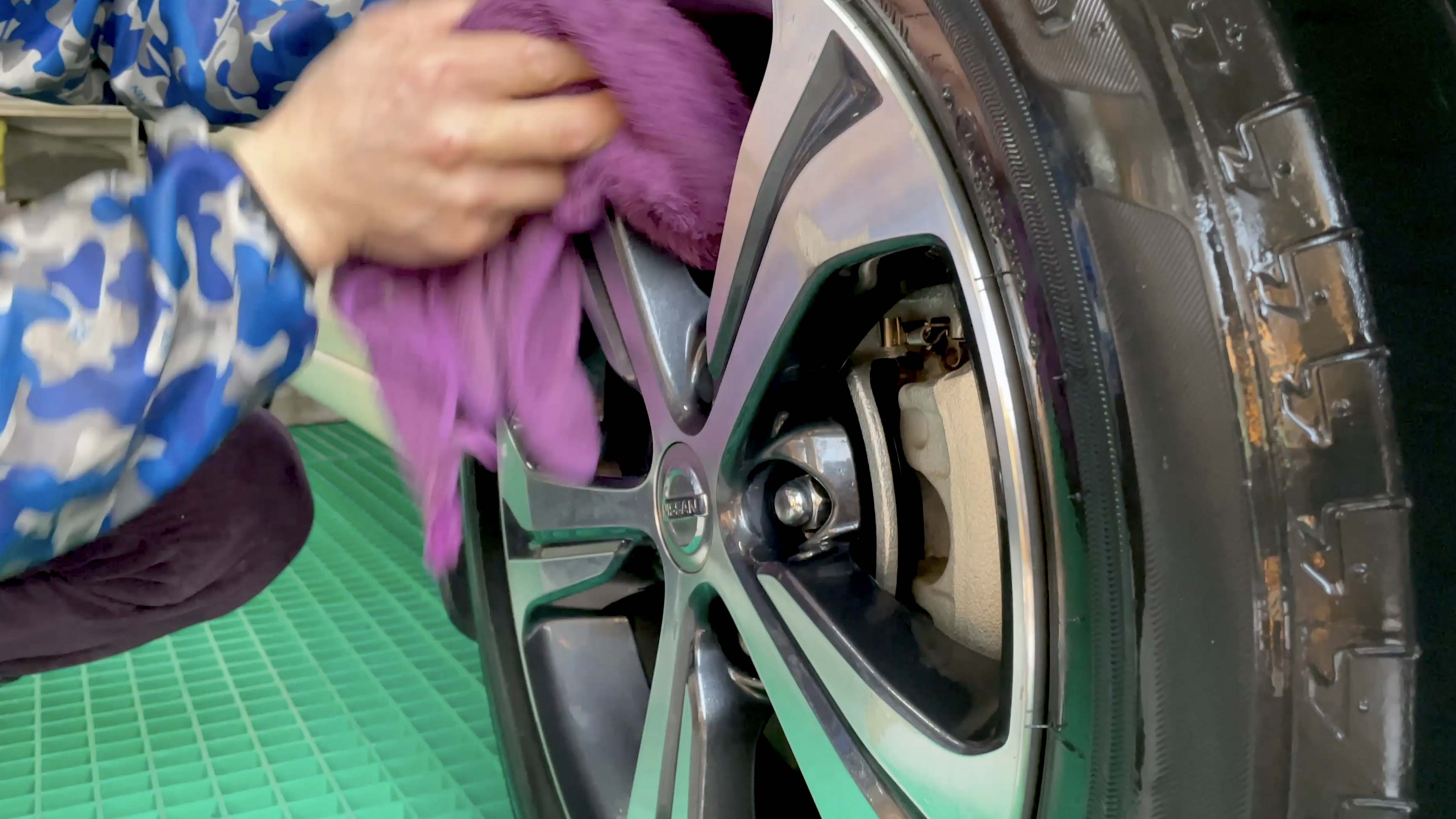 4k实拍洗车行工人洗车擦车视频素材视频的预览图