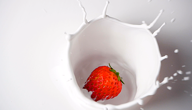 1080升格草莓牛奶水果饮料草莓落入牛奶中广告素材视频的预览图