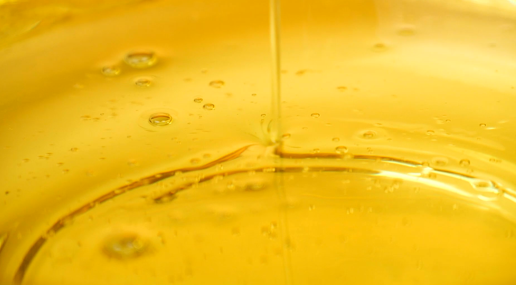 1080升格倒油花生油菜籽油植物油食用油色拉油广告素材视频的预览图