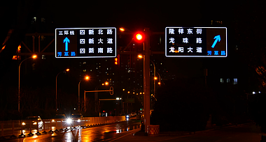 4K红绿灯十字路口交通信号灯夜晚红绿灯龙阳大道视频的预览图
