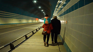 1080P隧道中行走老人夫妻带小孩背影升格视频视频的预览图