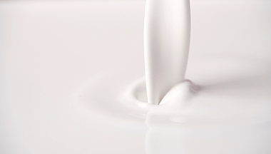 1080升格倒牛奶鲜牛奶广告宣传镜头视频的预览图