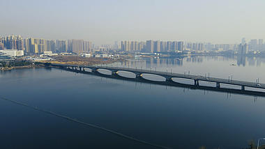 4k大气武汉南湖城市风光南湖大桥城市航拍视频视频的预览图