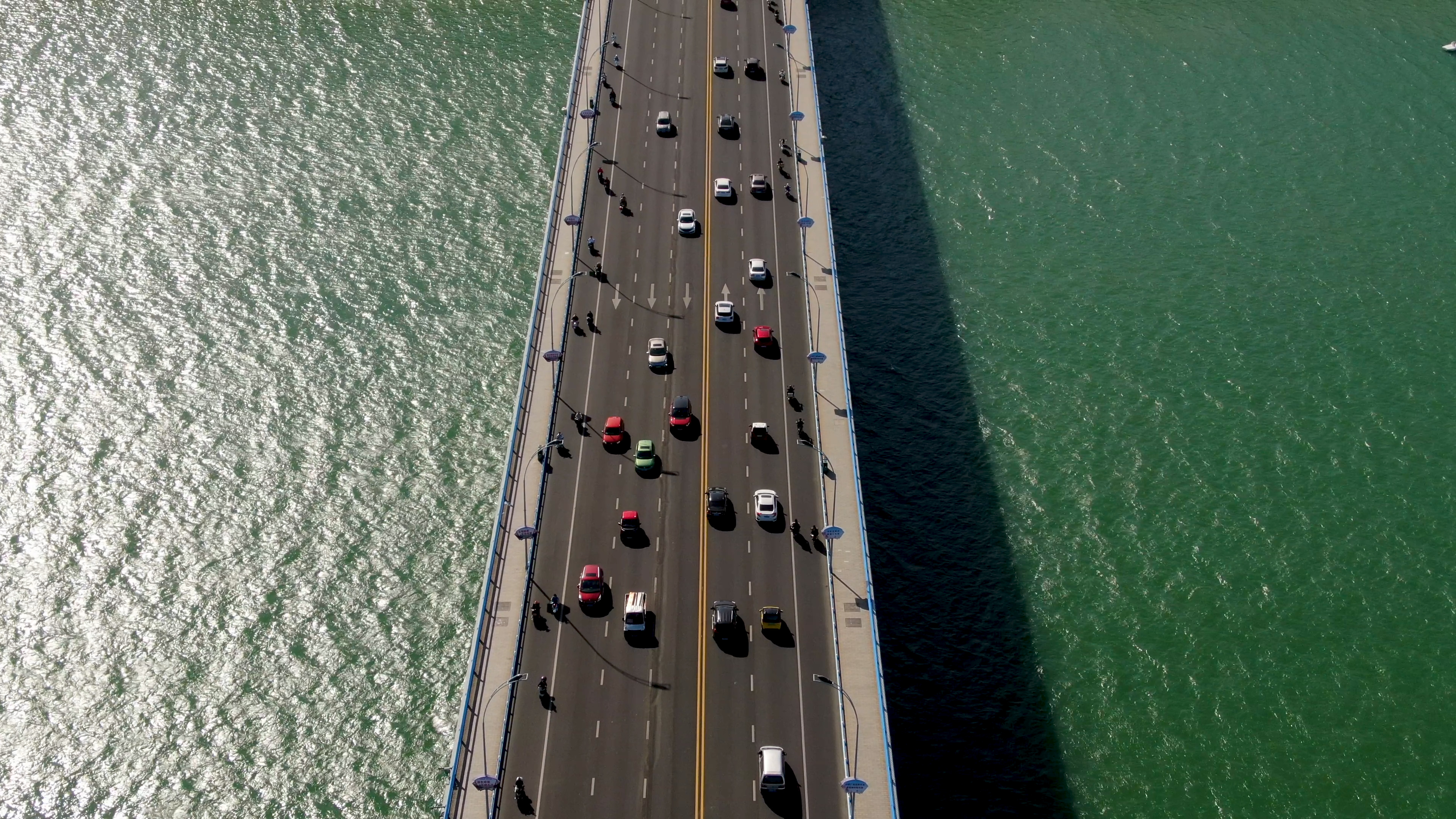4K航拍城市跨河大桥车辆交通视频视频的预览图