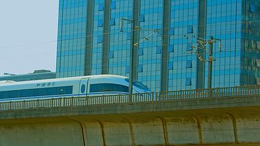 4K日式色调实拍城市中高速行驶的高铁视频素材视频的预览图