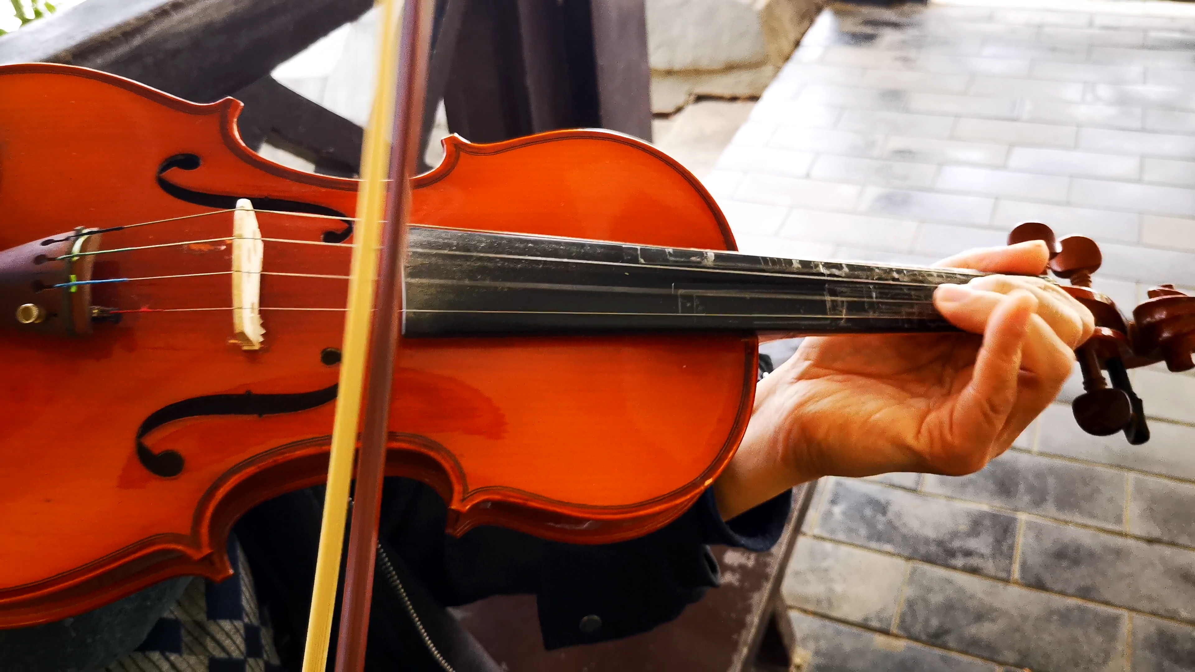 4K实拍拉小提琴带声音视频的预览图