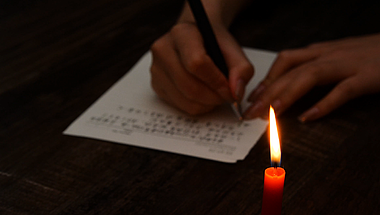 4K烛光下写字写信写日记纪念记录人文意境空镜视频的预览图